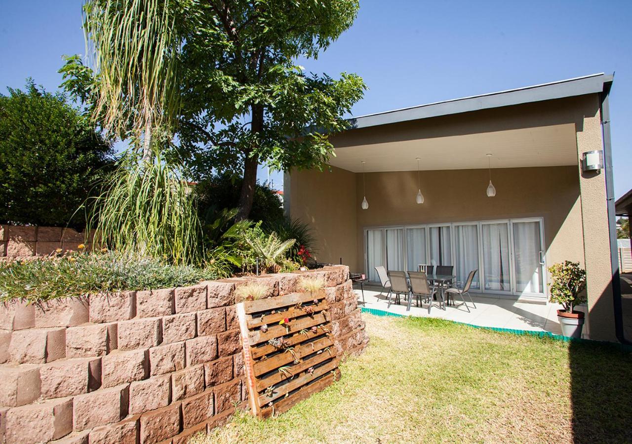 Rnb'S Studio Apartment Windhoek Exterior photo