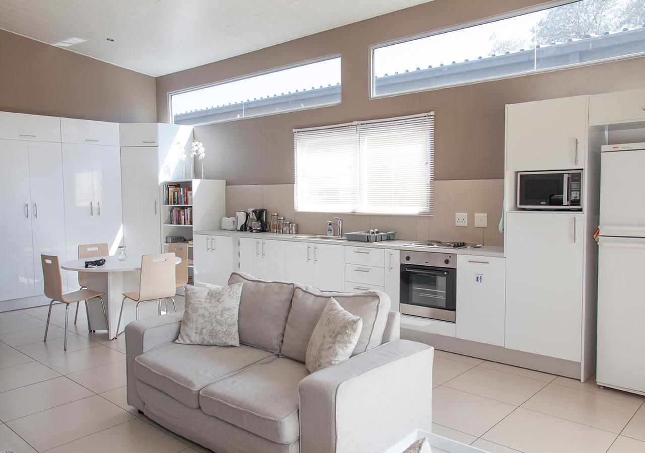 Rnb'S Studio Apartment Windhoek Exterior photo